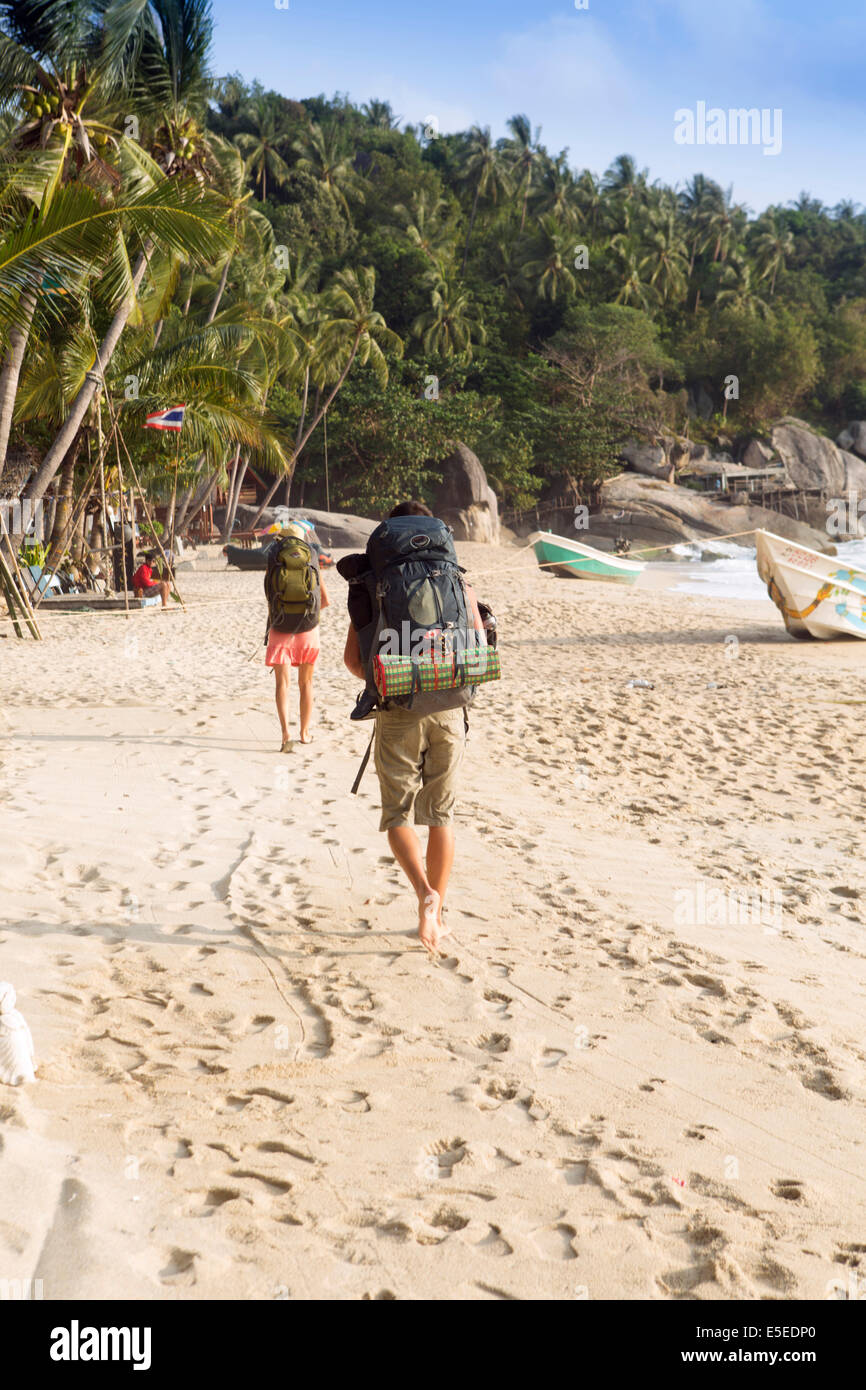 Rucksacktouristen zu Fuß am Strand in Thailand Stockfoto