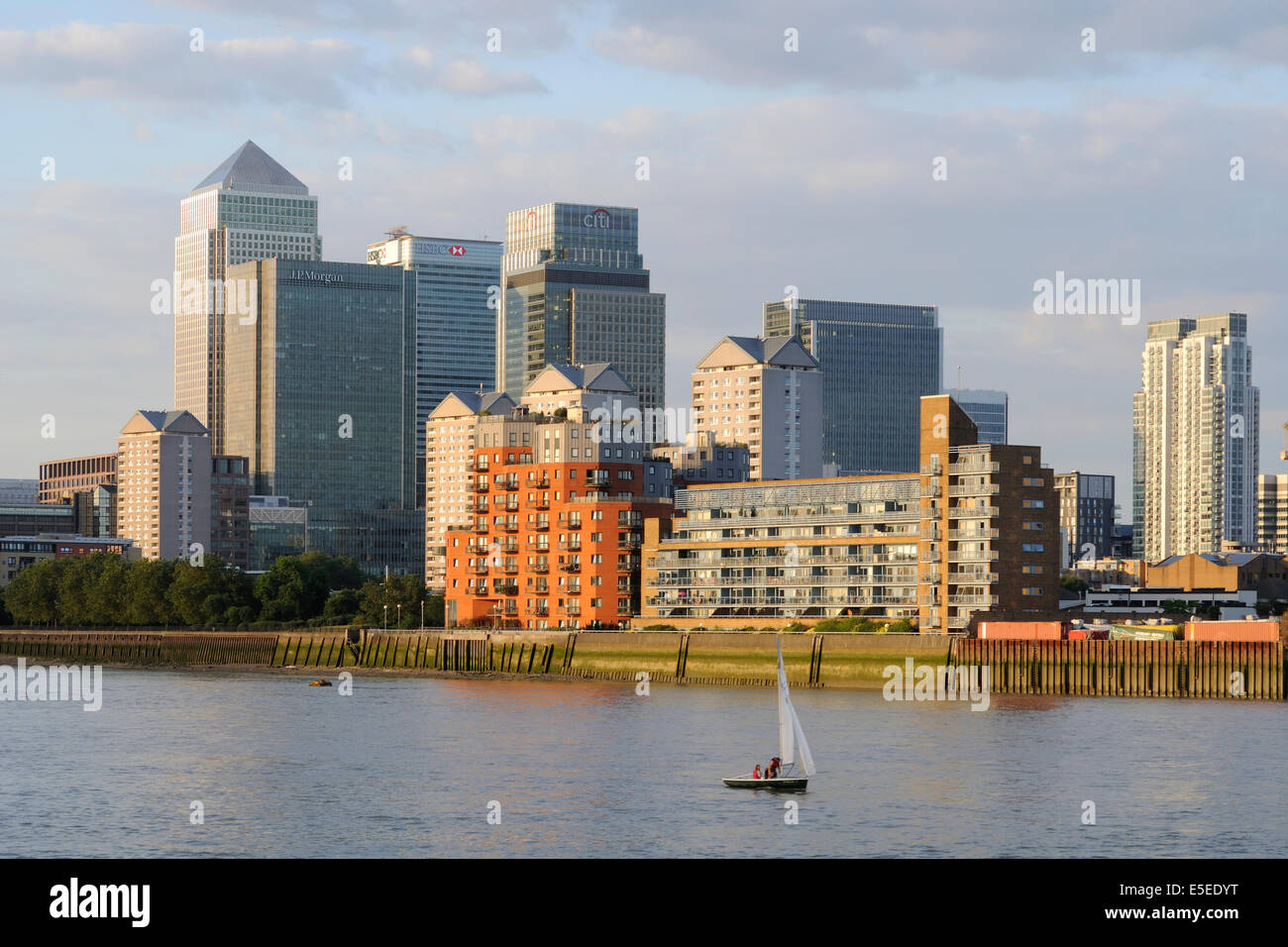 Gebäude in Canary Wharf, London UK, am späten Nachmittag, vom Südufer der Themse aus gesehen, nahe den Surrey Quays, im Jahr 2014 Stockfoto