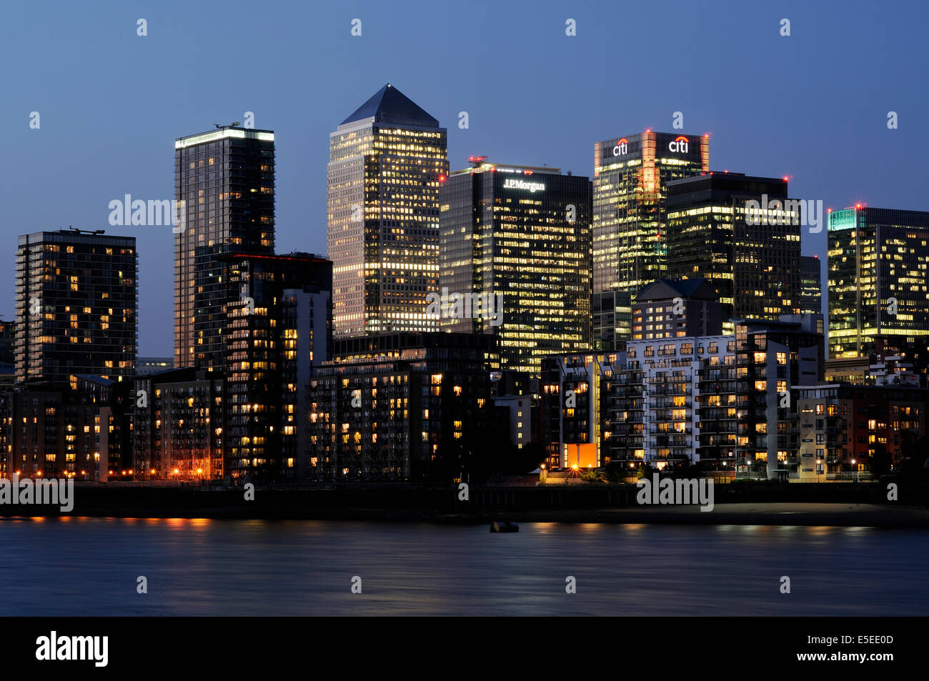Skyline von Canary Wharf, London UK, in den frühen Abendstunden Stockfoto