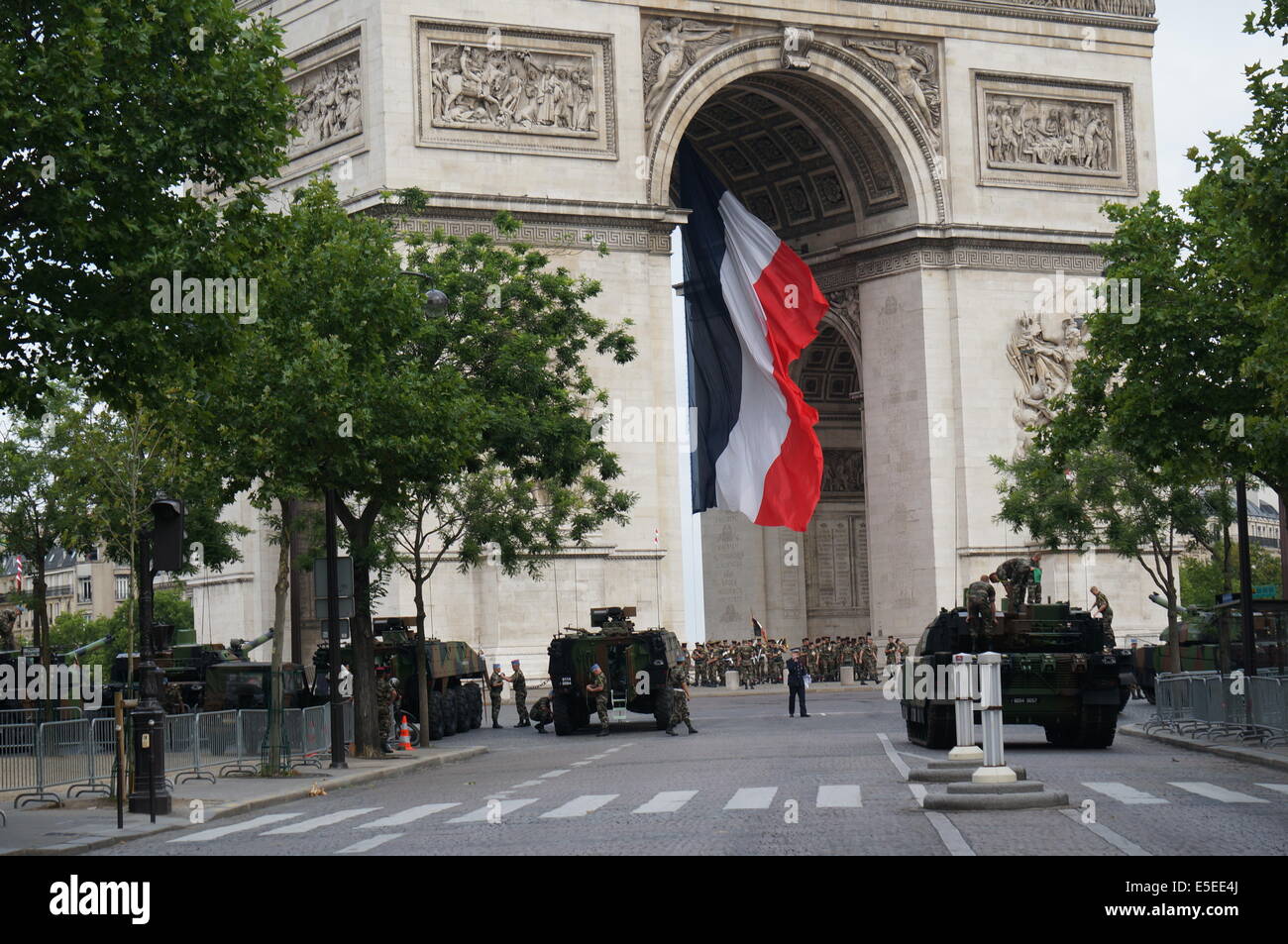Panzer-Soldaten vor dem Arc de Triomphe auf der Avenue des Champs Elysees in Paris Bastille Day Stockfoto