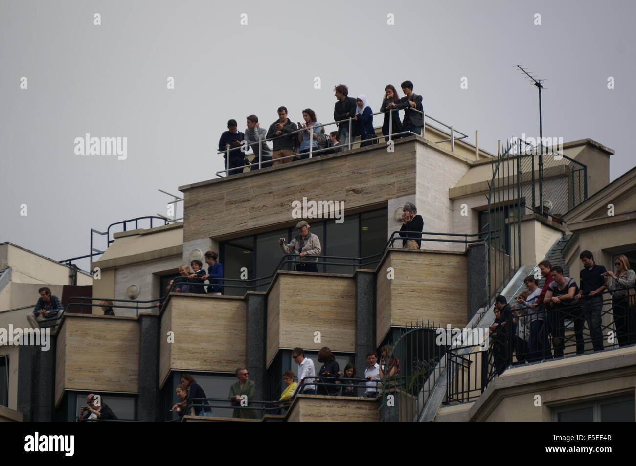 Paris Leuteaufpassen militärische parade auf dem Balkon auf der Avenue des Champs Elysées am Nationalfeiertag Stockfoto