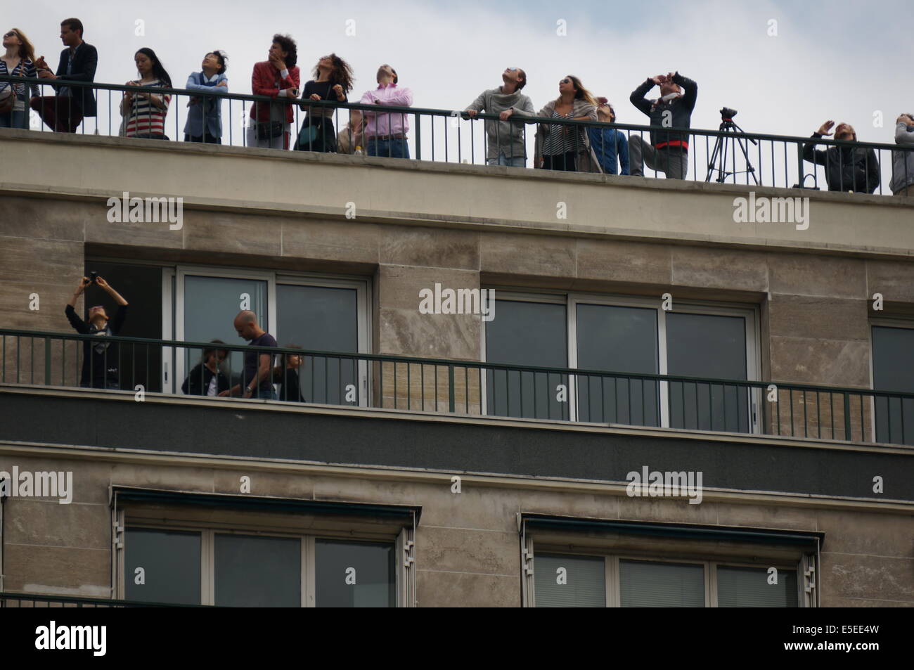 Paris Leuteaufpassen Militärparade auf dem Balkon auf der Avenue des Champs-Élysées Nationalfeiertag Stockfoto