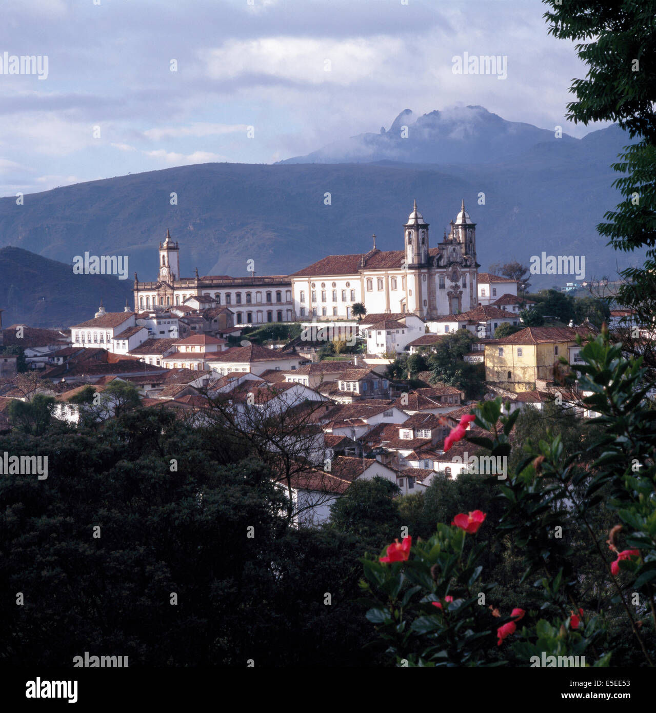 Das koloniale Zentrum von Ouro Preto mit dem Museum Inconfidencia (links oben) und der Kirche Nossa Senhora do Carmo (rechts oben), Minas Gerais, Brasilien Stockfoto