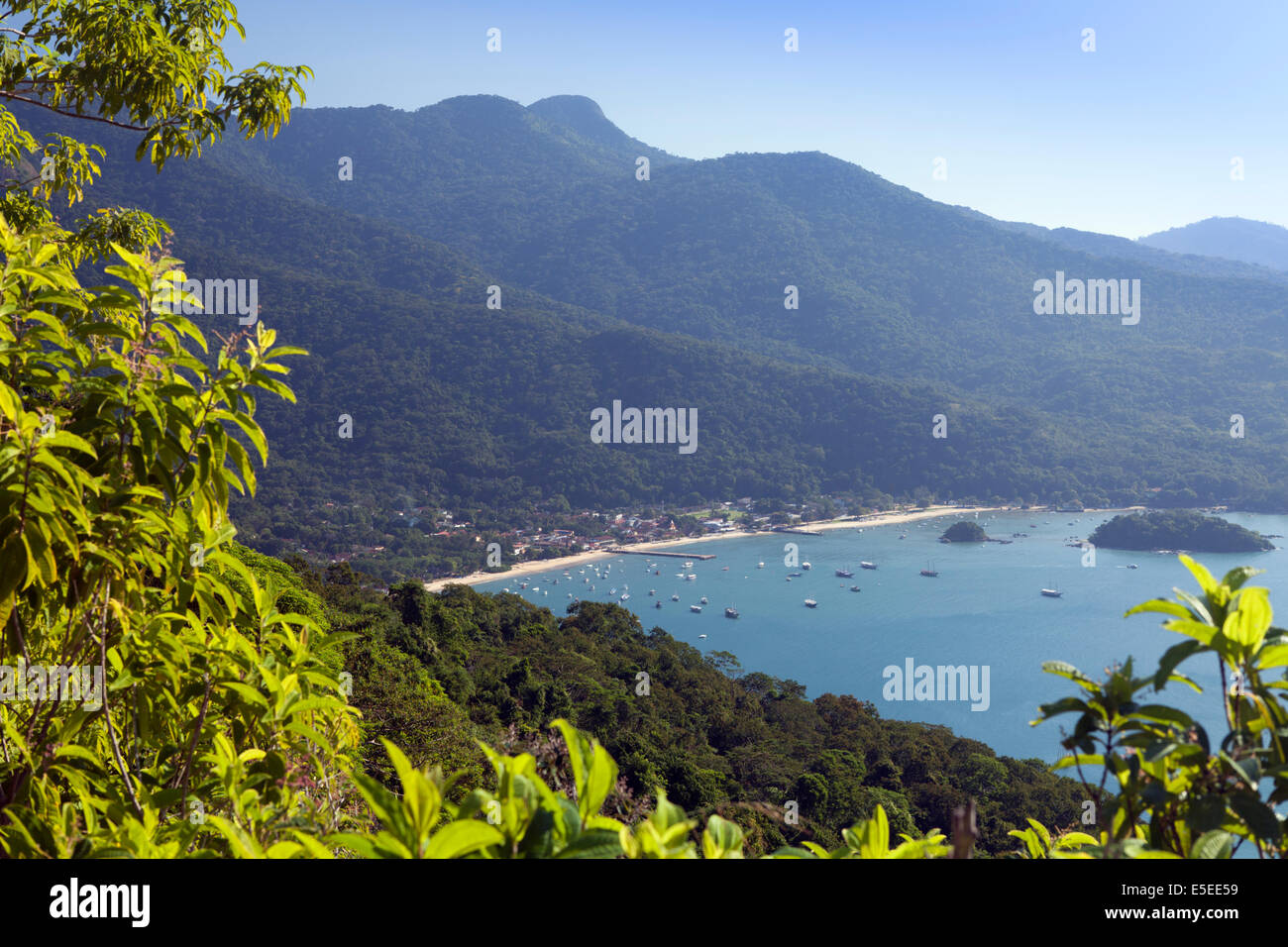 Blick auf die Vila do Abraão und Strände, Ilha Grande, Brasilien Stockfoto