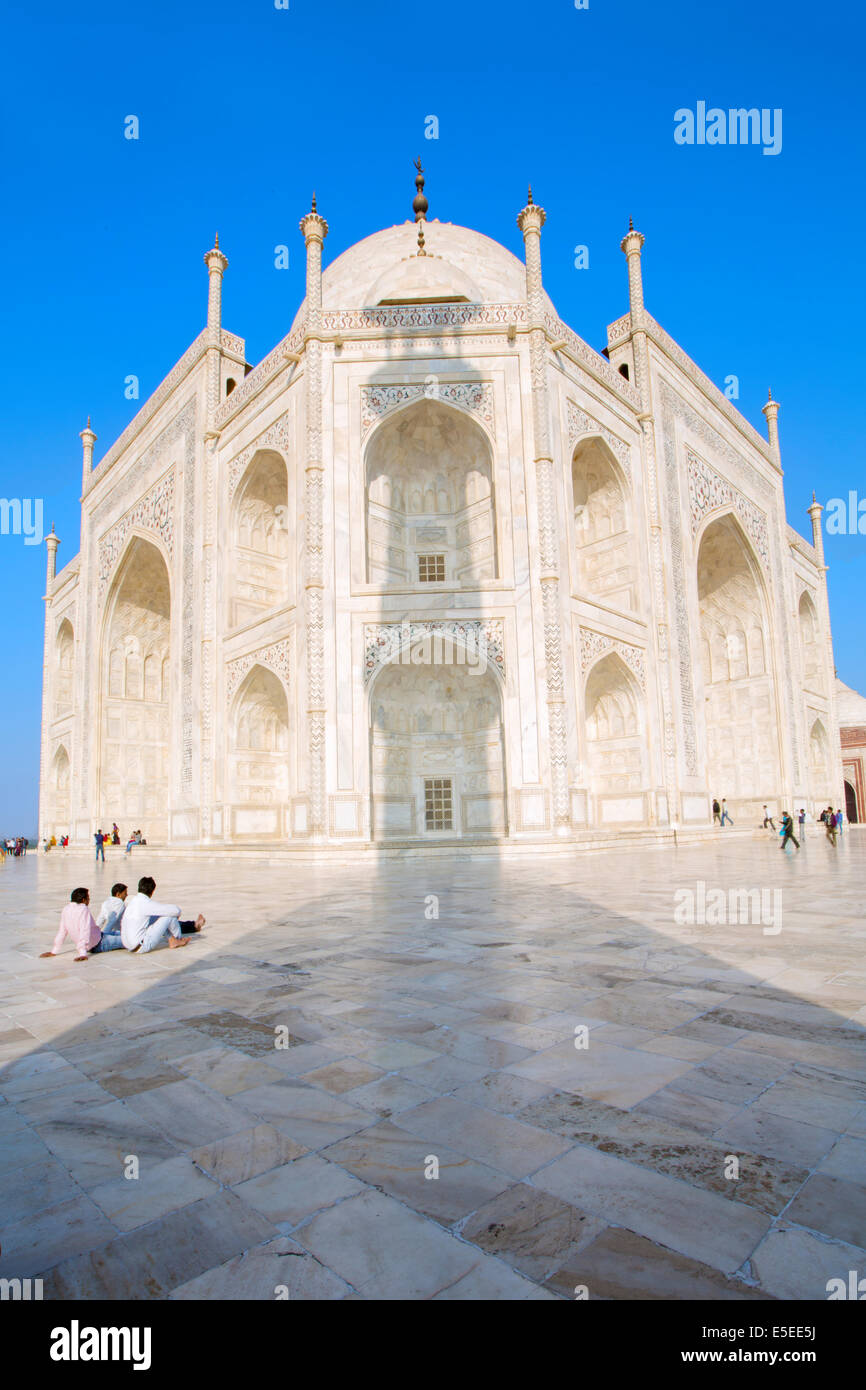 Der Schatten eines Minaretts an der Seite der Taj Mahal, Agra, Uttar Pradesh, Indien, Asien Stockfoto