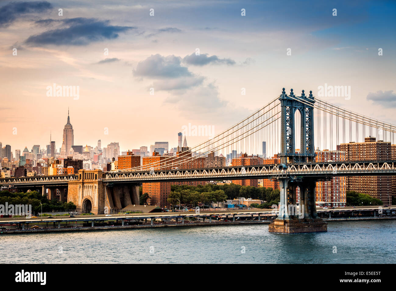 Manhattan Bridge und die Skyline von New York vor Sonnenuntergang Stockfoto