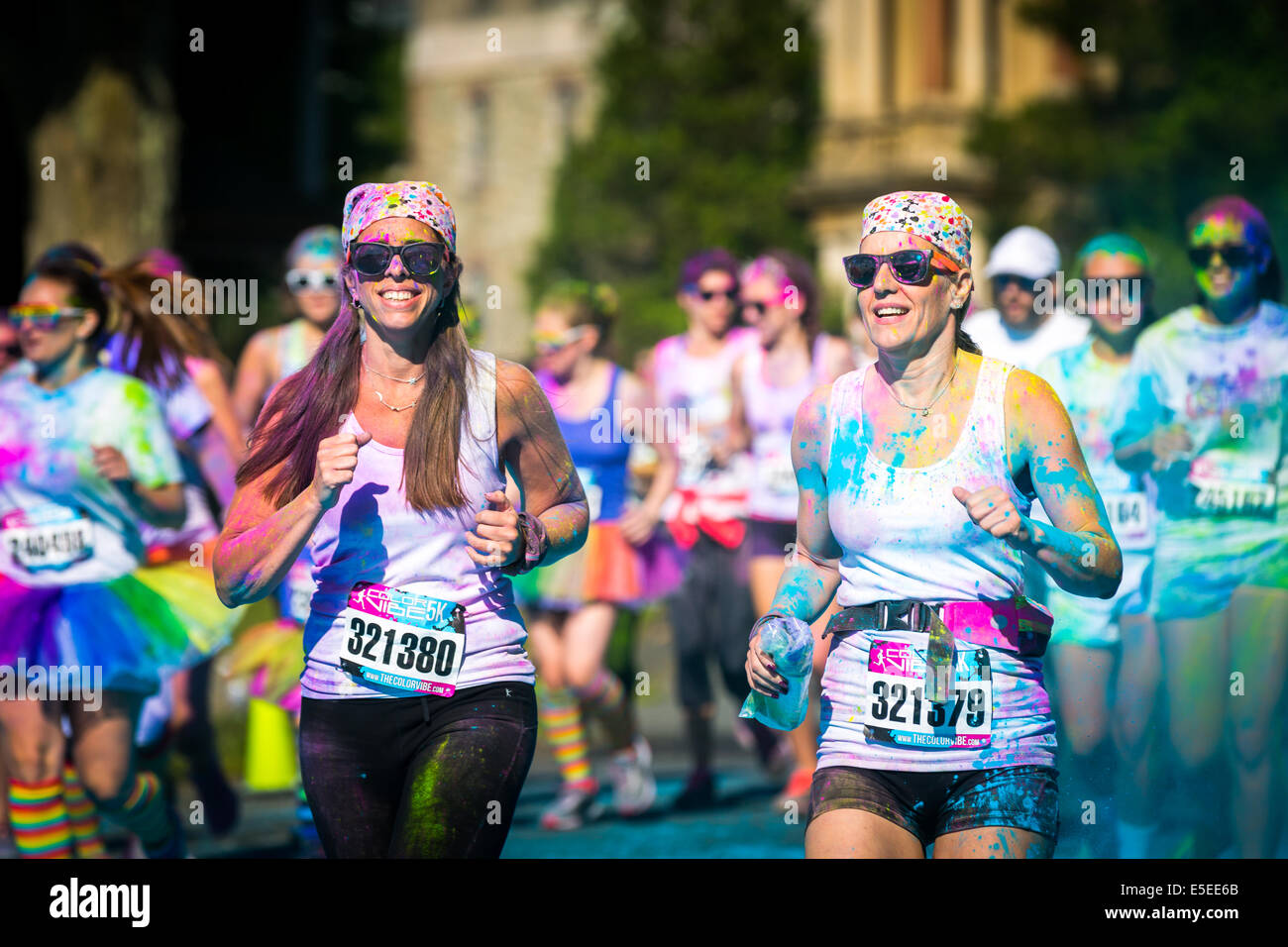 Frauen paar läuft die Farbe Vibe 5K Rennen Stockfoto