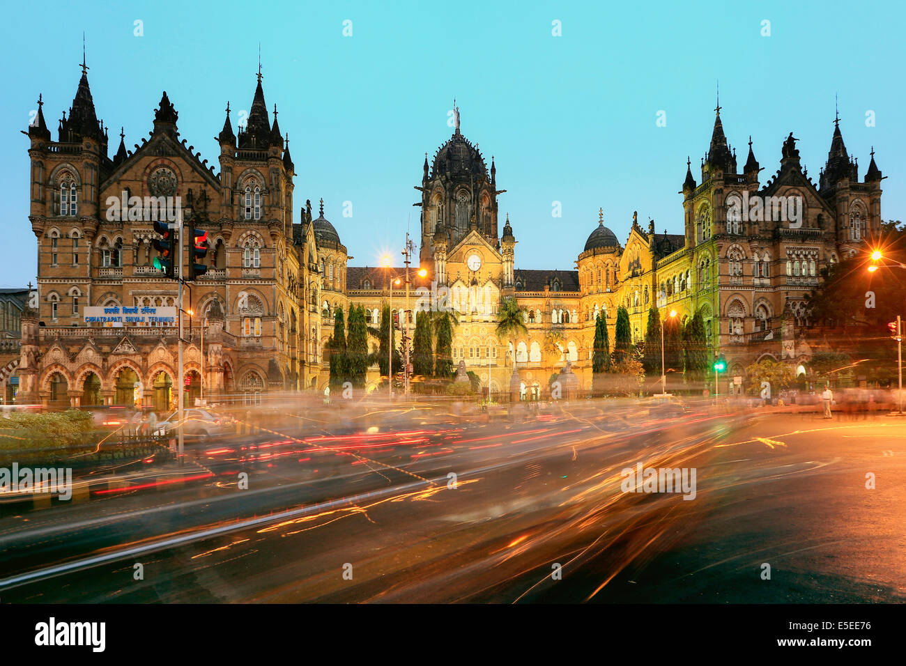 Der Chhatrapati Shivaji Terminus, ehemals Victoria Terminus im Feierabendverkehr, Zentrum von Mumbai, Indien Stockfoto