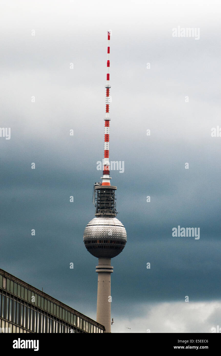 Der Fernsehturm, ein Wahrzeichen Erbe aus der ehemaligen Ost-Berliner Stockfoto