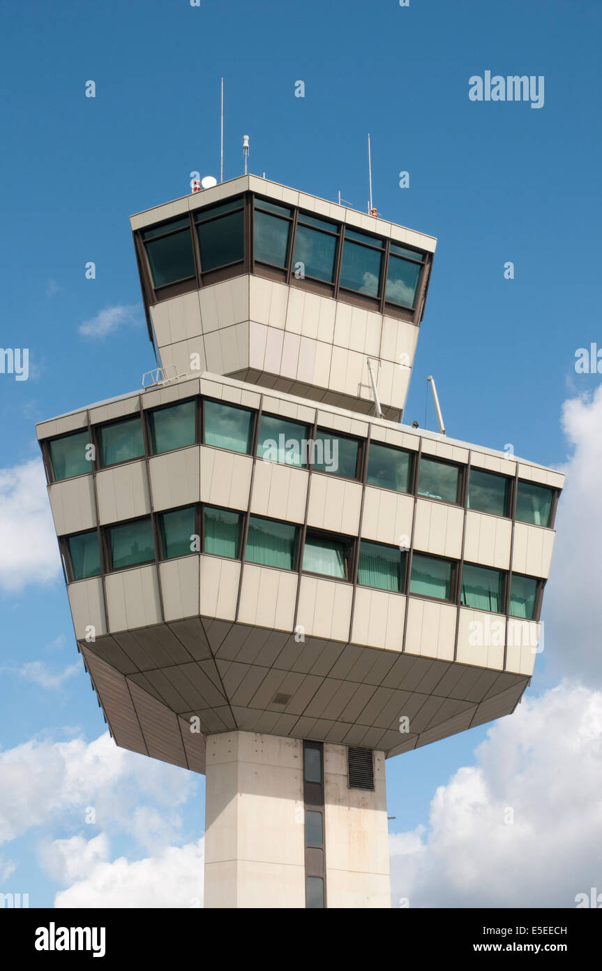 Sechziger Jahre-Ära Kontrollturm am Flughafen Tegel, Berlin, die voraussichtlich bis zum Jahr 2015 abgeschaltet Stockfoto