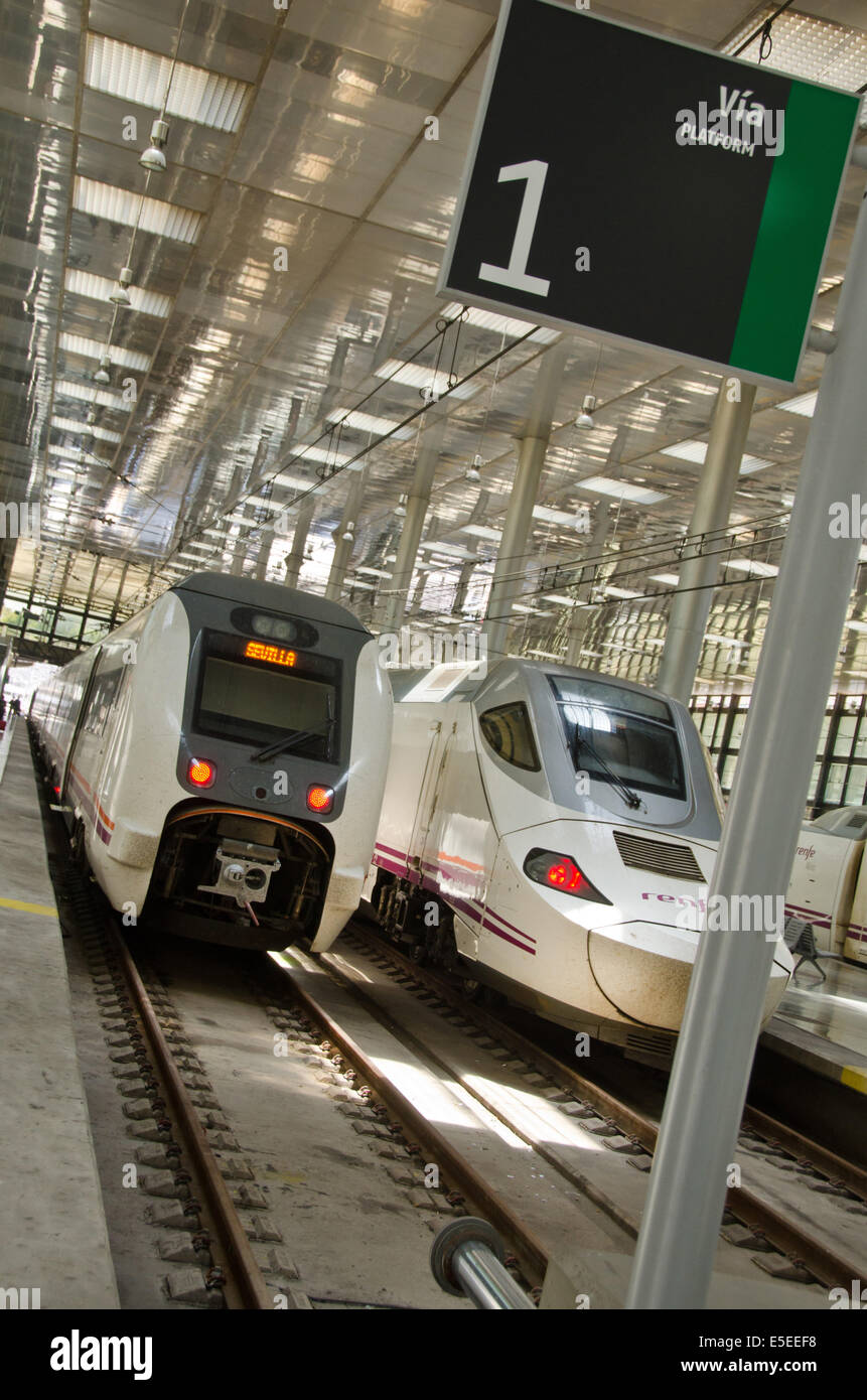 Zwei Züge warten auf ihre Abfahrtszeit in Cádiz Station. Stockfoto