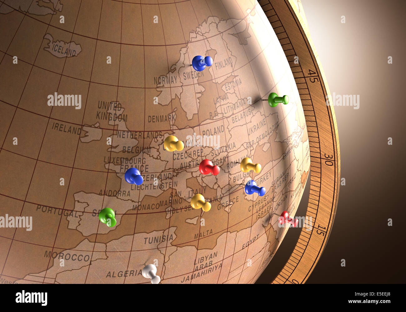 Antiker Globus mit Nägeln, die Kennzeichnung der Reiseroute. Stockfoto