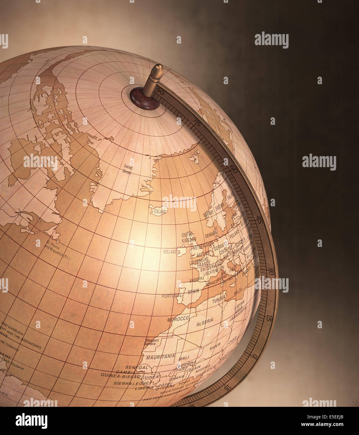 Antiker Globus mit fleckigen Hintergrund. Clipping-Pfad enthalten. Stockfoto