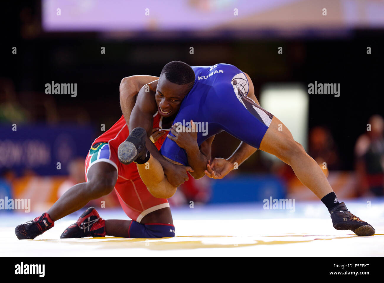 SECC, Glasgow, Schottland, Großbritannien, Dienstag, Juli 2014. Amit Amit Kumar, in Blau, aus Indien besiegt Bokang Masunyane, in Rot, aus Südafrika im 57 kg schweren Finale des Freestyle Wrestling Quarter bei den Commonwealth Games in Glasgow 2014 Stockfoto