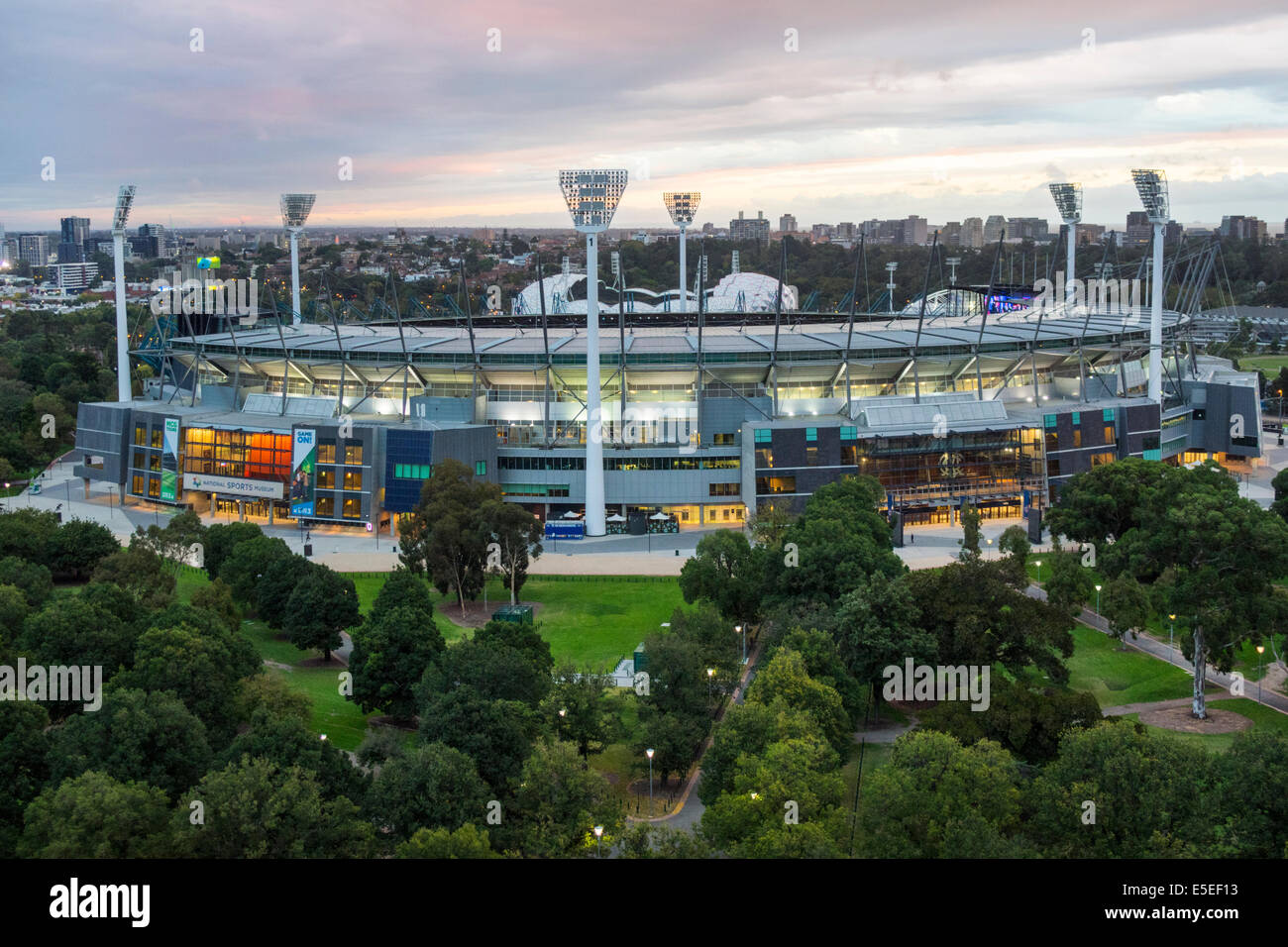 Melbourne Australien, Osten, Yarra Park, Melbourne Cricket Ground, Stadion, Lichter, Abend, Dämmerung, AU140321120 Stockfoto