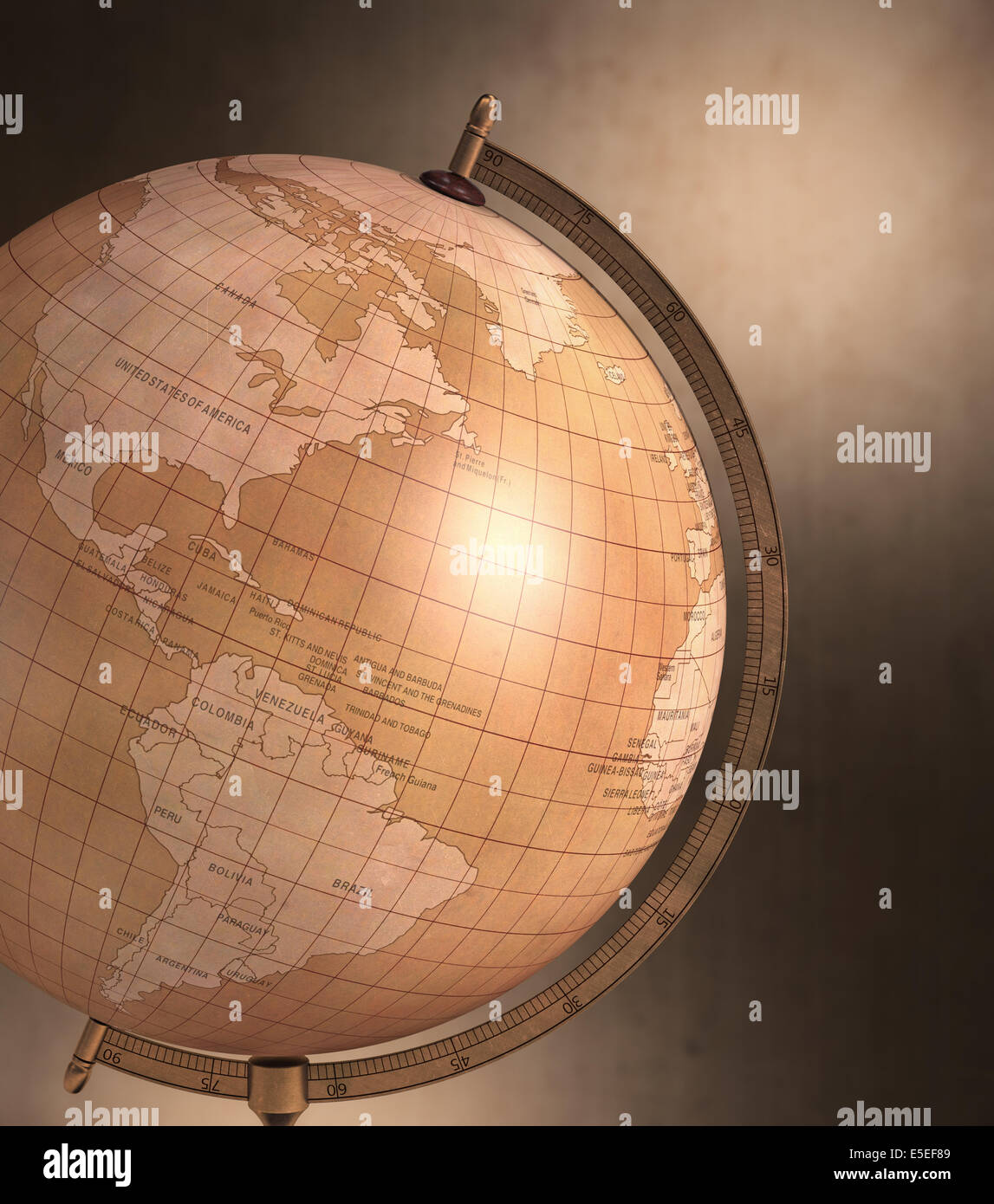 Antiker Globus mit fleckigen Hintergrund. Clipping-Pfad enthalten. Stockfoto
