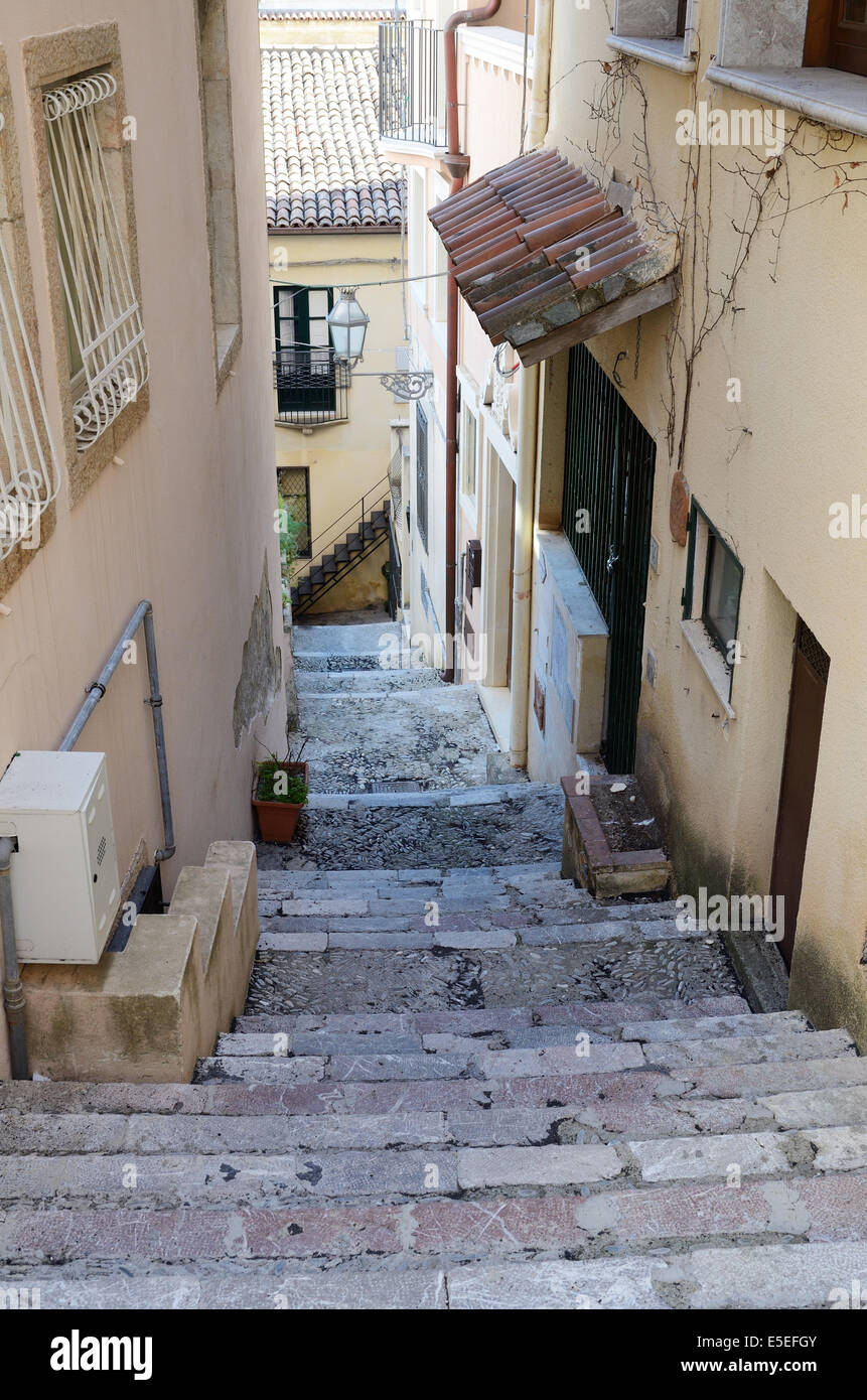 Steile schmale Straße von der sizilianischen Stadt Stockfoto
