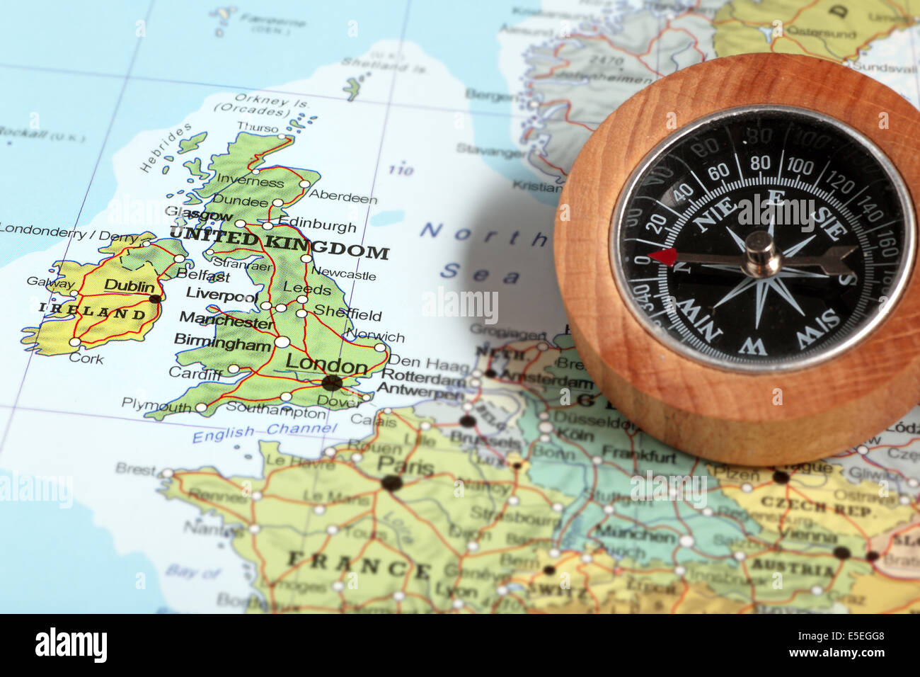 Kompass auf einer Karte zeigt auf Großbritannien und Irland, planen eine Reise Wert Stockfoto