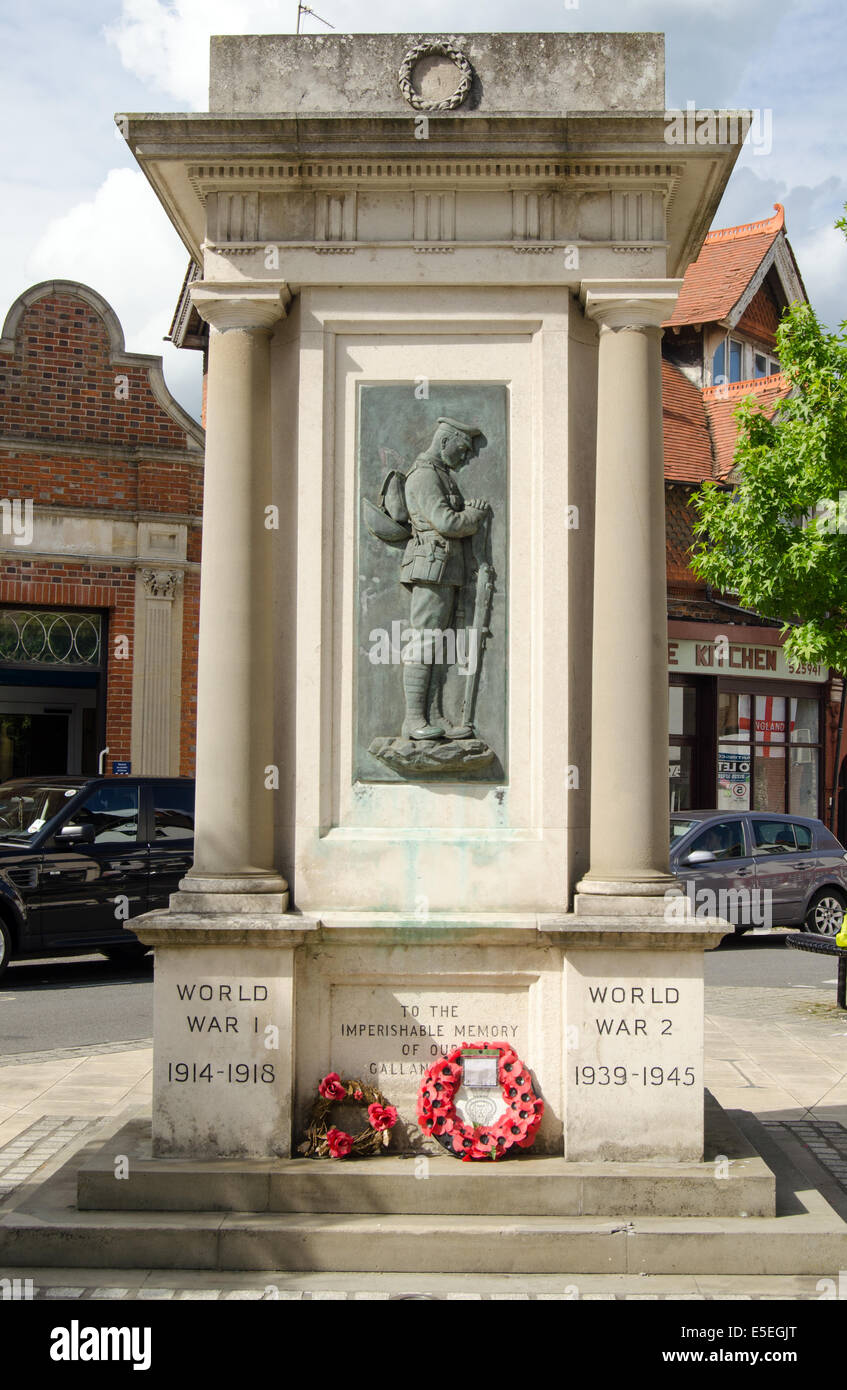 ABINGDON, UK 3. Juni 2014: Das Mahnmal, das einheimische getötet im ersten Weltkrieg und dem zweiten Weltkrieg im Zentrum von Abingdon. Stockfoto