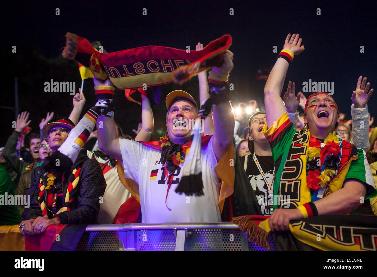 Fans beobachten das Spiel Deutschland gegen Ghana im Jahr 2014 FIFA World Cup öffentliche Vorführung Ereignis am Fanpark Berlin, Berlin Stockfoto