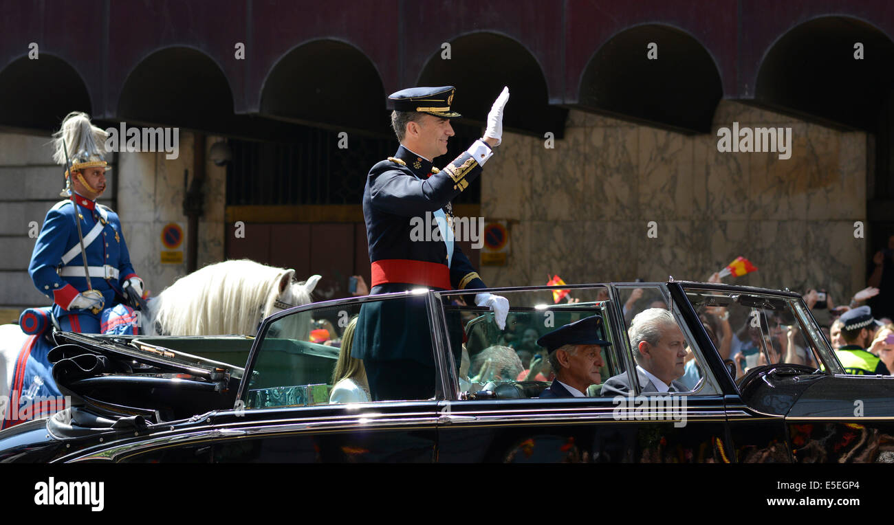 Krönung König Felipe VI. von Spanien Reiten in einem oben offenen-Rolls-Royce an der Gran Via auf dem Weg vom Parlament zum Königspalast Stockfoto