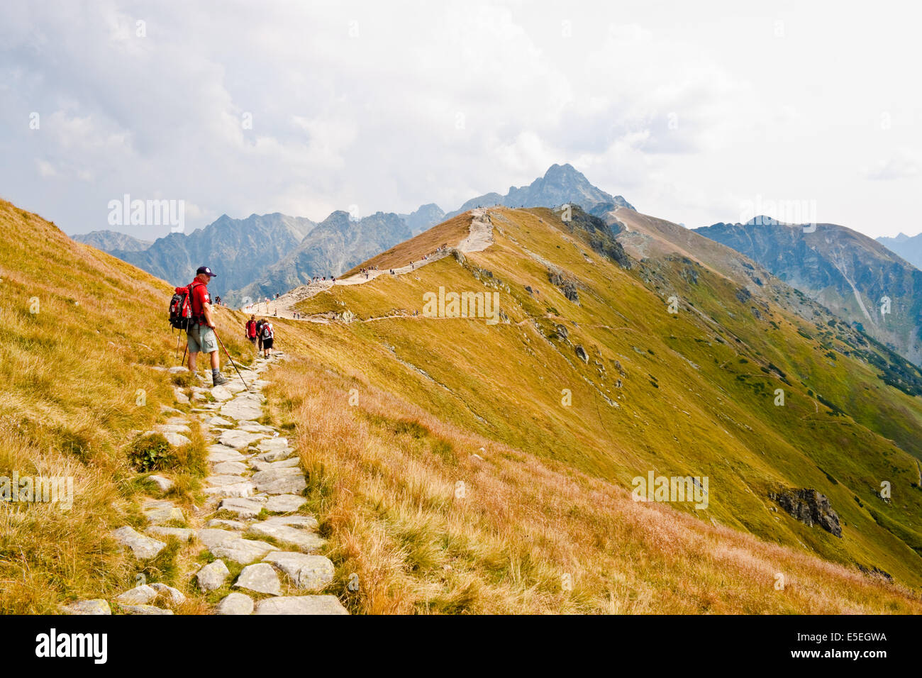 KASPROWY WIERCH, Polen - SEPTEMBER 3: Ein Mann für Wanderungen stehen auf dem Wanderweg im Tatra-Gebirge am 3. September ausgestattet, Stockfoto