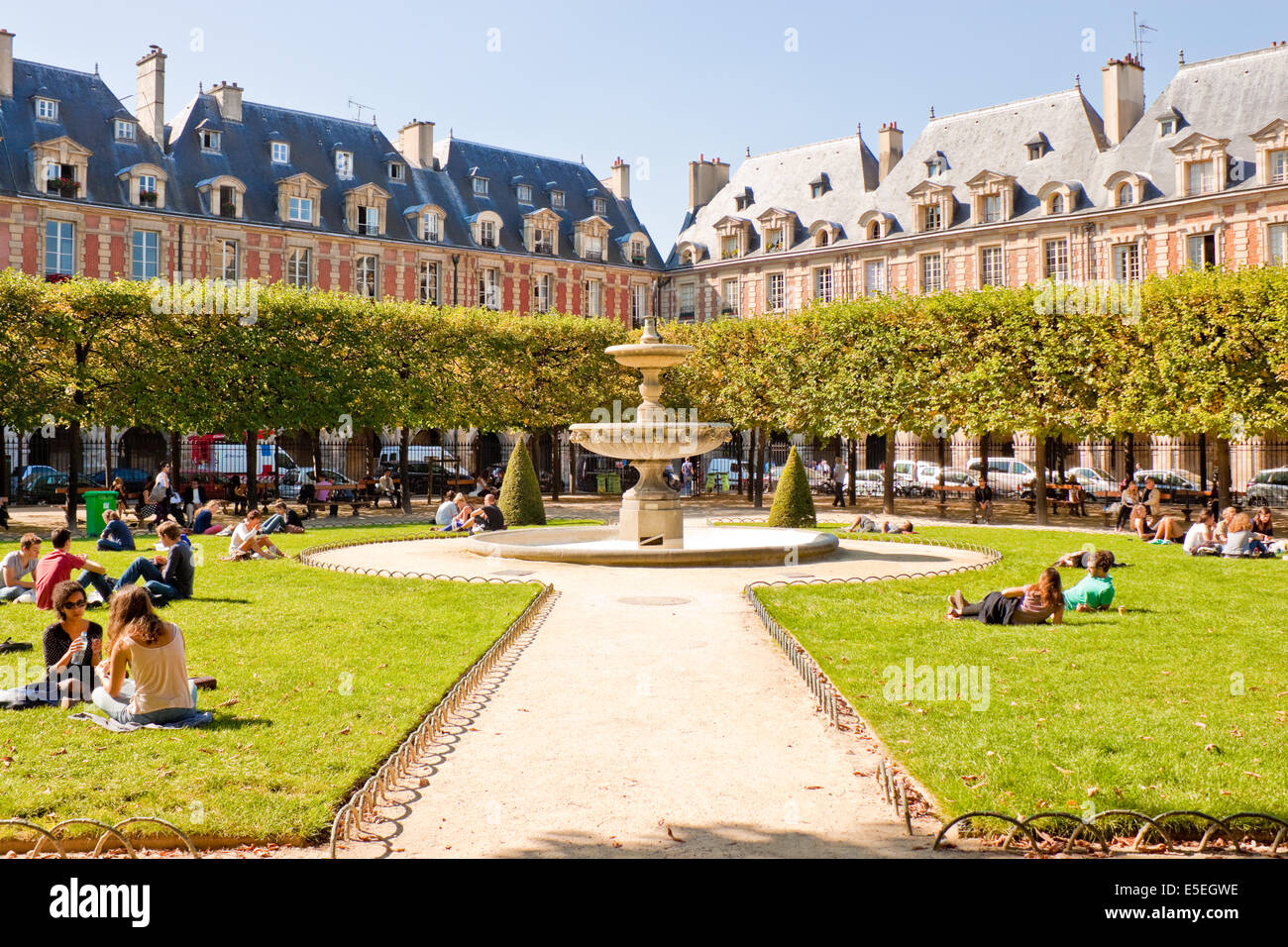 PARIS, Frankreich - SEPTEMBER, 24: Menschen entspannen auf grünen Wiesen des berühmten Place des Vosges - dem ältesten geplanten Platz in Pari Stockfoto