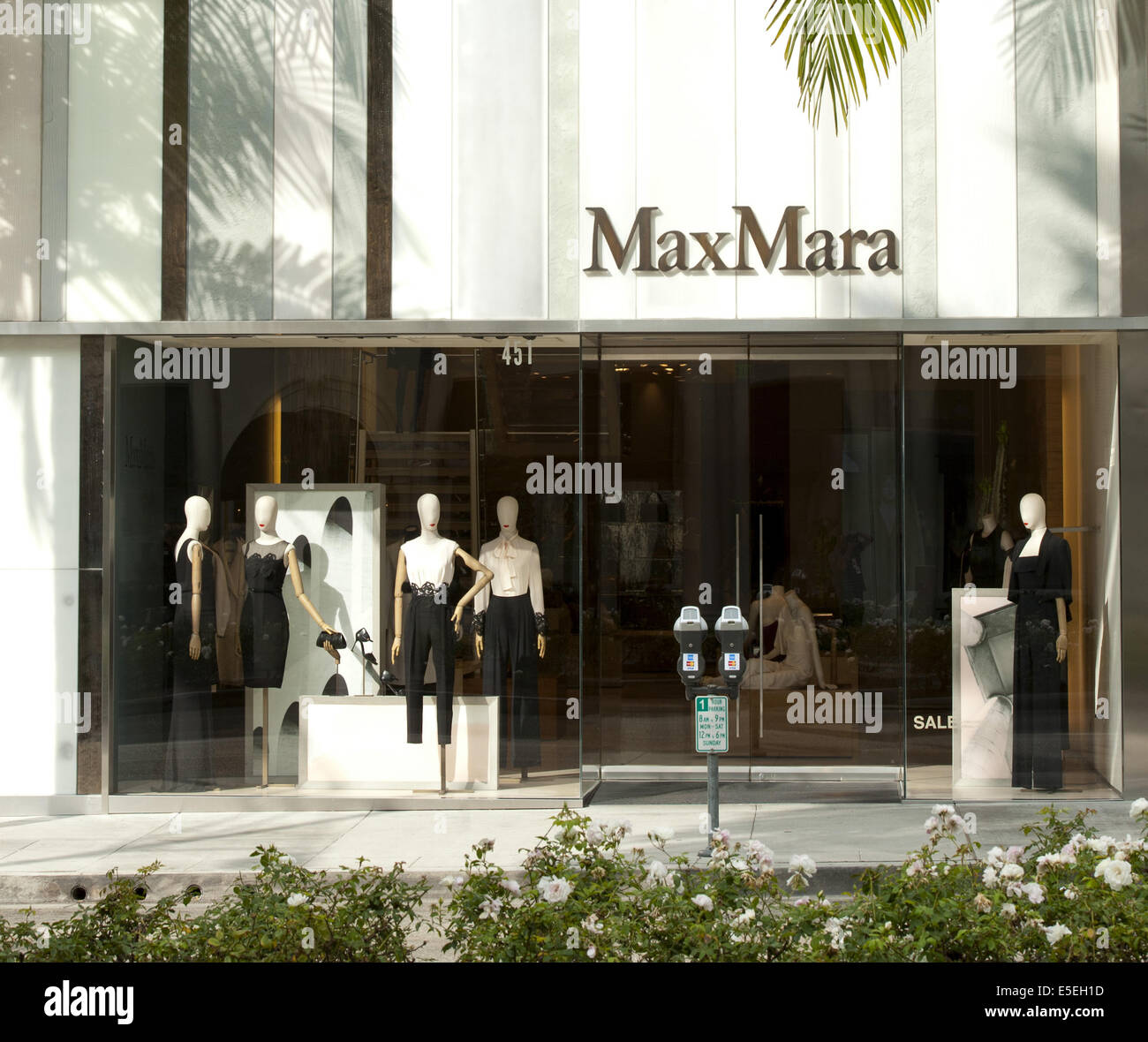 23. Juni 2014 - Beverly Hills / Los Angeles, Kalifornien, USA - MaxMara am Rodeo Drive, ist ein Italienisches Modehaus gegründet 1951 mit über 20 hochwertigen Designer-Kollektionen zwar mit Schwerpunkt auf der DOB.---Rodeo Drive, im Herzen von Beverly Hills, ein zwei-Wege-, zwei Meile lang, Nord Süd Stadtstraße mit einer Mischung von kleinen und großen Luxus-Immobilien, städtischen Parks und Grünflächen sowie Weltklasse-hohe Ende Signatur-Flagship-Stores und Shops mit weltweit bekannt Luxusgüter an seiner südlichen Ende.---Ranchland, ursprünglich bekannt als Rancho Rodeo de Las Aguas, Beverly Hills war unterteilt in viele für Stockfoto