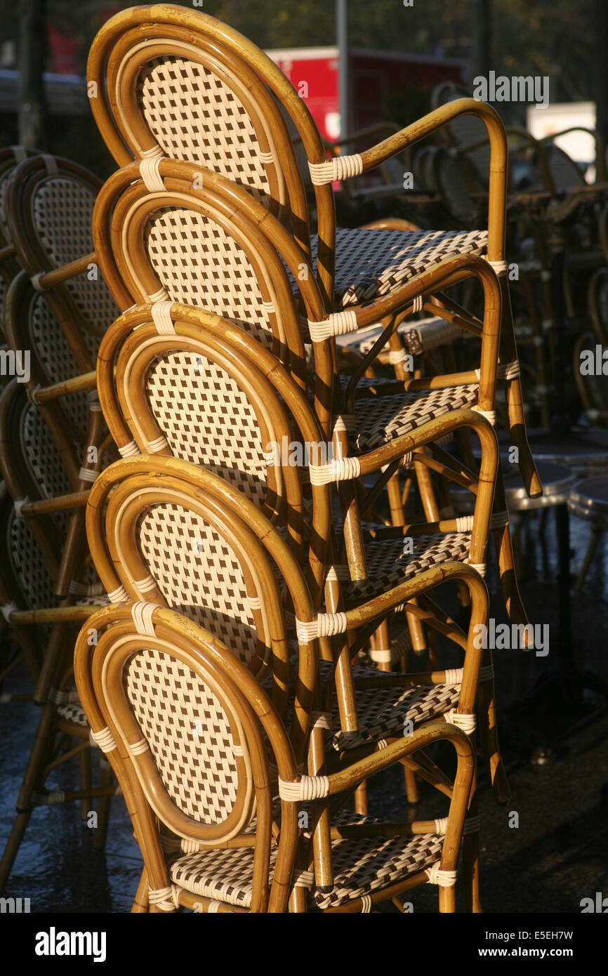 Frankreich, paris 8e, Avenue des champs elysées, Terrasse, Café, Brasserie, Chaises empilees, Avantgarde, Stockfoto