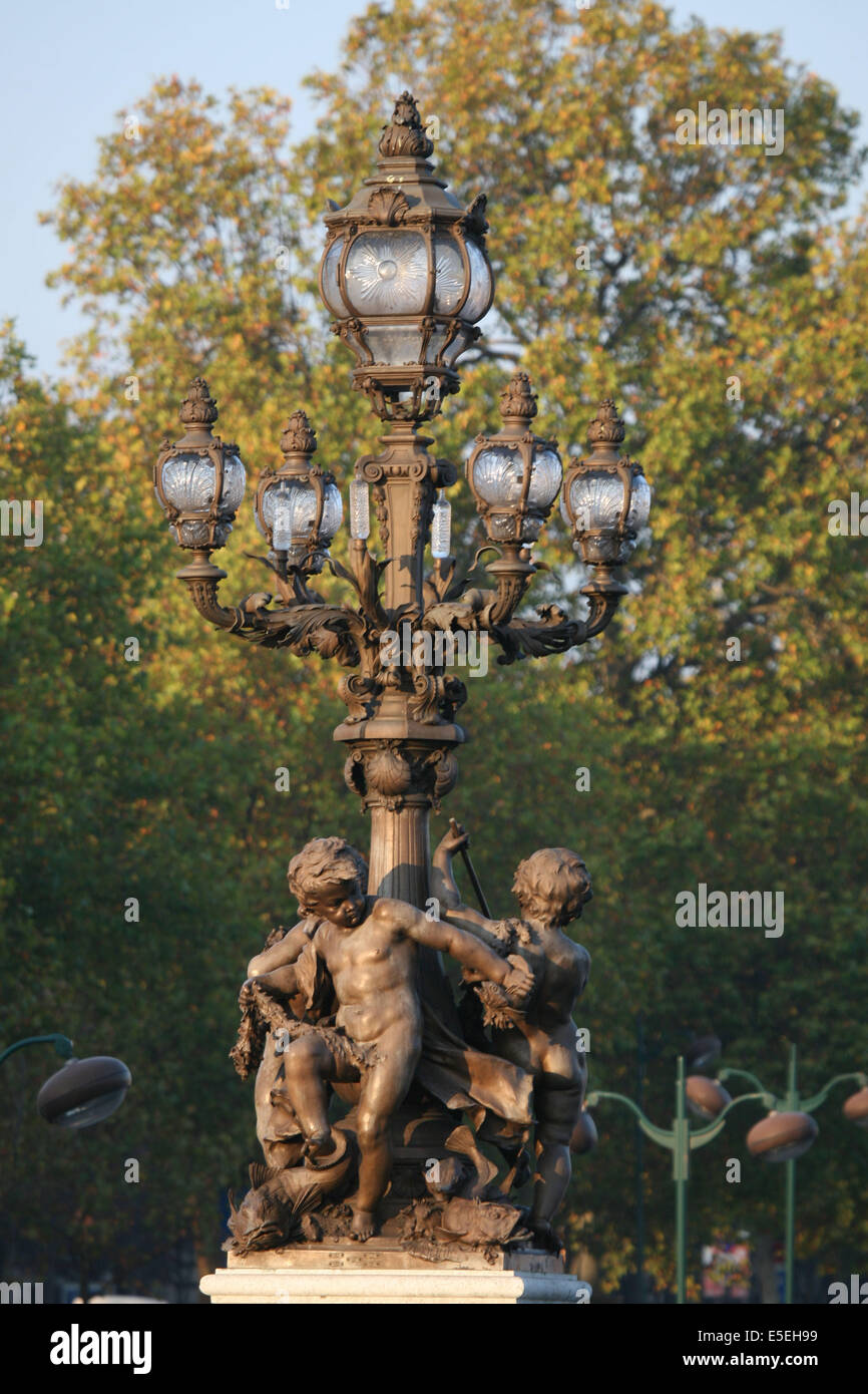 Frankreich, paris 8e/7e, pont Alexandre III, Detailskulptur Bronze, ronde d'amour au pied des candelabres, Lampadaires, Stockfoto
