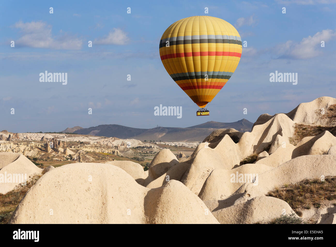 Heißluftballon, Kalktuff-Formationen, Nationalpark Göreme, Kappadokien, Zentralregion Anatolien, Anatolien, Türkei Stockfoto