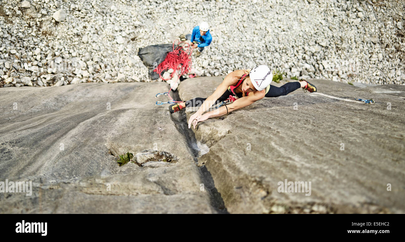 Frau eine Wasserrinne im Schwierigkeitsklettern, Riss im Felsen, Martinswand Klettern, Zirl, Tirol, Österreich Stockfoto