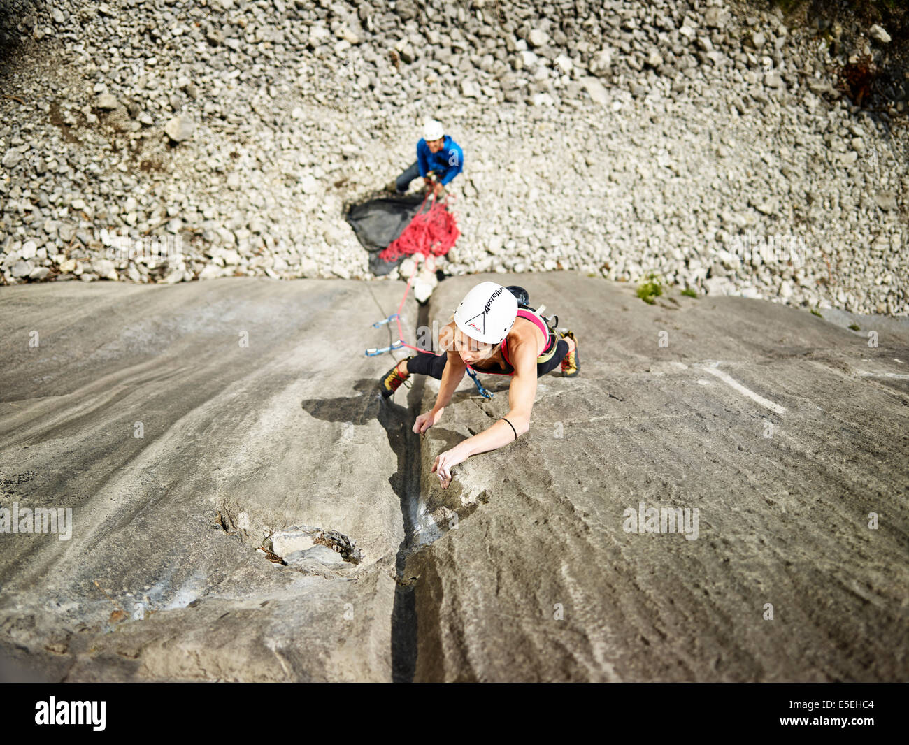 Frau eine Wasserrinne im Schwierigkeitsklettern, Riss im Felsen, Martinswand Klettern, Zirl, Tirol, Österreich Stockfoto