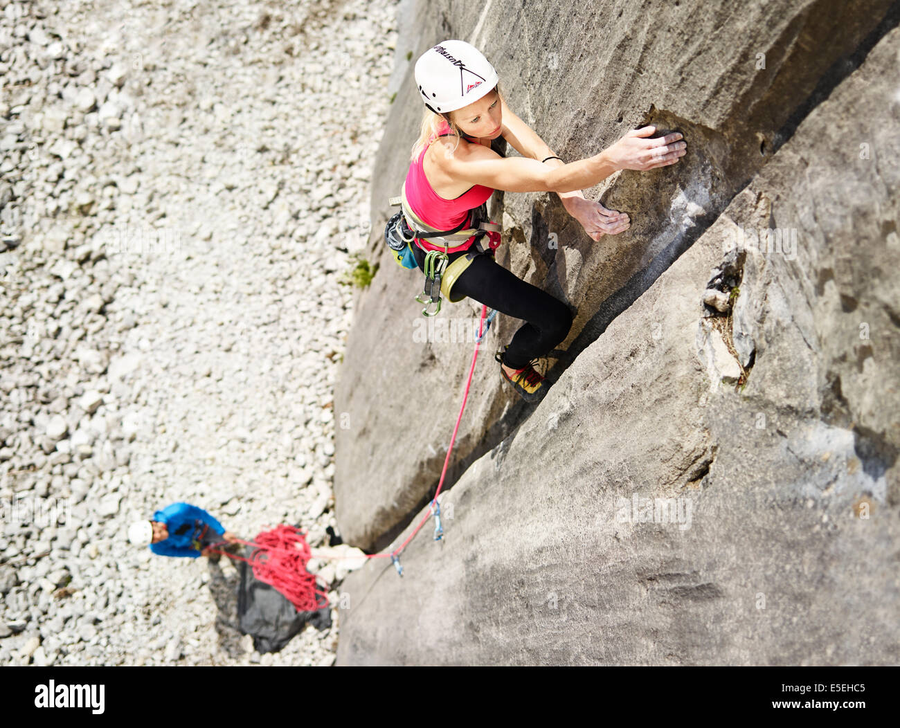 Frau eine Wasserrinne im Schwierigkeitsklettern, Riss im Felsen, Martinswand Klettern, Zirl, Tirol, Österreich Stockfoto