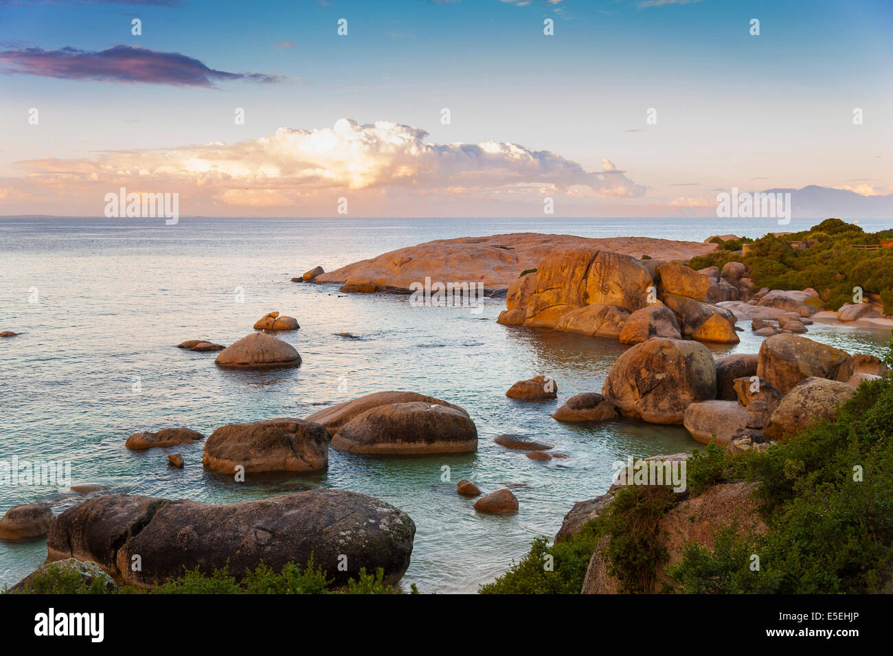 Felsenküste, False Bay, Boulders Beach, Simon &#39; s Town, Western Cape, Südafrika Stockfoto