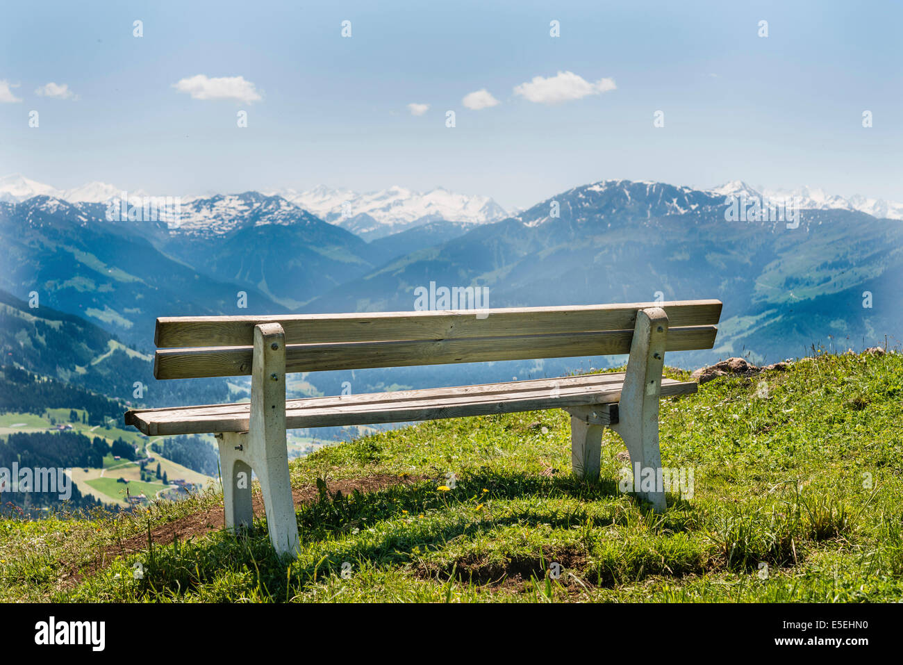 Holzbank mit Blick auf die Alpen, Brixen Im Thale, Tirol Österreich Stockfoto