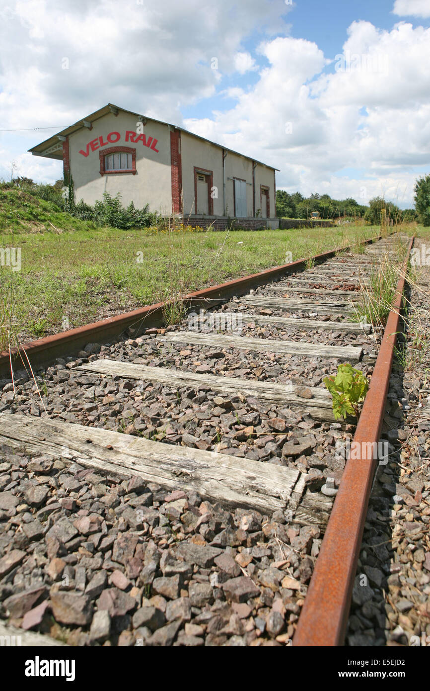 Frankreich, Basse Normandie, Manche, pays de Saint lo, conde sur vire, Velorail, sur l'ancienne voie ferree au bord de la vire, Rails de chemin de fer, loisirs, personnages sur velorail Stockfoto