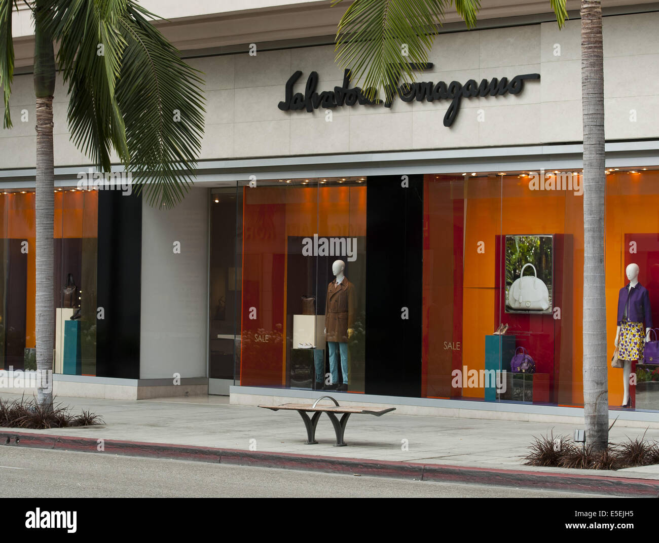 23. Juni 2014 - Beverly Hills / Los Angeles, Kalifornien, USA - italienische Schuh-Hersteller und Designer Salvatore Ferragamo ist bekannt für nicht nur die Qualität ihrer Schuhe, sondern auch für Innovationen wie der Keilabsatz und der Käfig-Ferse.  Salvatore Ferragamo-Marke umfasst jetzt in allen Bereichen der Herren- und Damenmode. ---Rodeo Drive, im Herzen von Beverly Hills ist ein zwei-Wege-, zwei Meilen lang, Nord Süd Stadtstraße mit einer Mischung aus kleinen und großen Luxus-Immobilien, Stadtparks und Grünflächen sowie Welt-Klasse-high-End-Signatur-Flagship-Stores und Geschäfte mit weltweit bekannten Luxusgüter an der Südseite Stockfoto