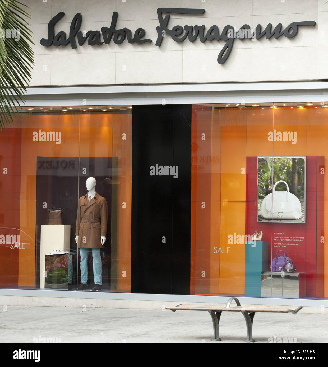 23. Juni 2014 - Beverly Hills / Los Angeles, Kalifornien, USA - italienische Schuh-Hersteller und Designer Salvatore Ferragamo ist bekannt für nicht nur die Qualität ihrer Schuhe, sondern auch für Innovationen wie der Keilabsatz und der Käfig-Ferse.  Salvatore Ferragamo-Marke umfasst jetzt in allen Bereichen der Herren- und Damenmode. --Rodeo Drive, im Herzen von Beverly Hills ist ein zwei-Wege-, zwei Meilen lang, Nord Süd Stadtstraße mit einer Mischung aus kleinen und großen Luxus-Immobilien, Stadtparks und Grünflächen sowie Welt-Klasse-high-End-Signatur-Flagship-Stores und Geschäfte mit weltweit bekannten Luxusgüter an der Südseite. Stockfoto