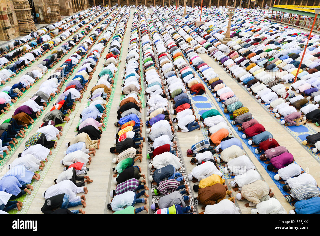 Ahmedabad, Indien. 29. Juli 2014.  Muslime feiern Eid al-Fitr, das Ende des Fastenmonats Ramadan markiert, ist Eid al-Fitr, das Ende des Ramazan und am ersten Tag des Monats von Ramadan für alle Muslime, Jama Masjid, Ahmedabad, Indien. Bildnachweis: Nisarg Lakhmani/Alamy Live-Nachrichten Stockfoto