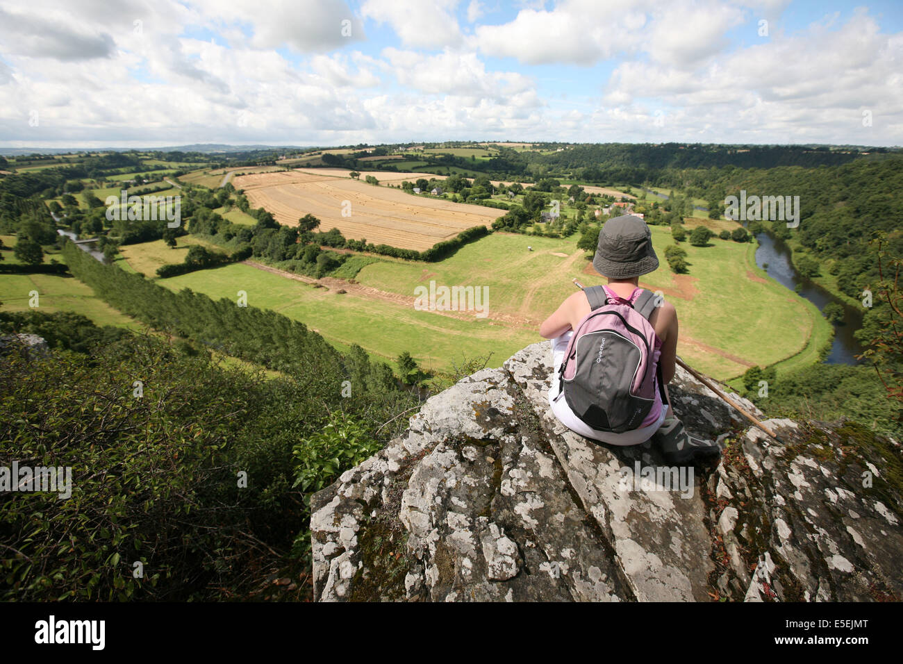 Frankreich, Basse Normandie, Manche, pays de Saint lo, conde sur vire, roches de Ham, personnage, femme contemplant le Panorama, Paysage, randonnee, rocher, la vire, Stockfoto