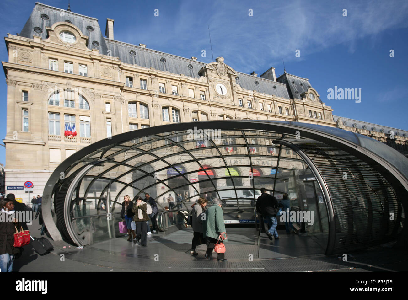 Frankreich, paris 8e, Gare Saint lazare, Cour de rome, l'edicule de ...