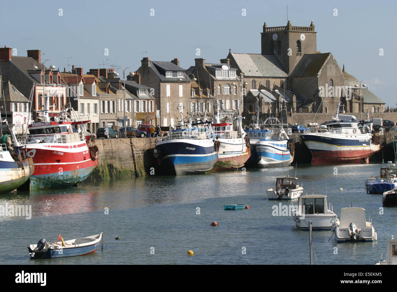 Frankreich Basse Normandie Manche Val De Saire Port De Barfleur Plus Beaux Villages De France Bateaux De Peche Le Port Panorama Paysage Maree Basse Stockfotografie Alamy