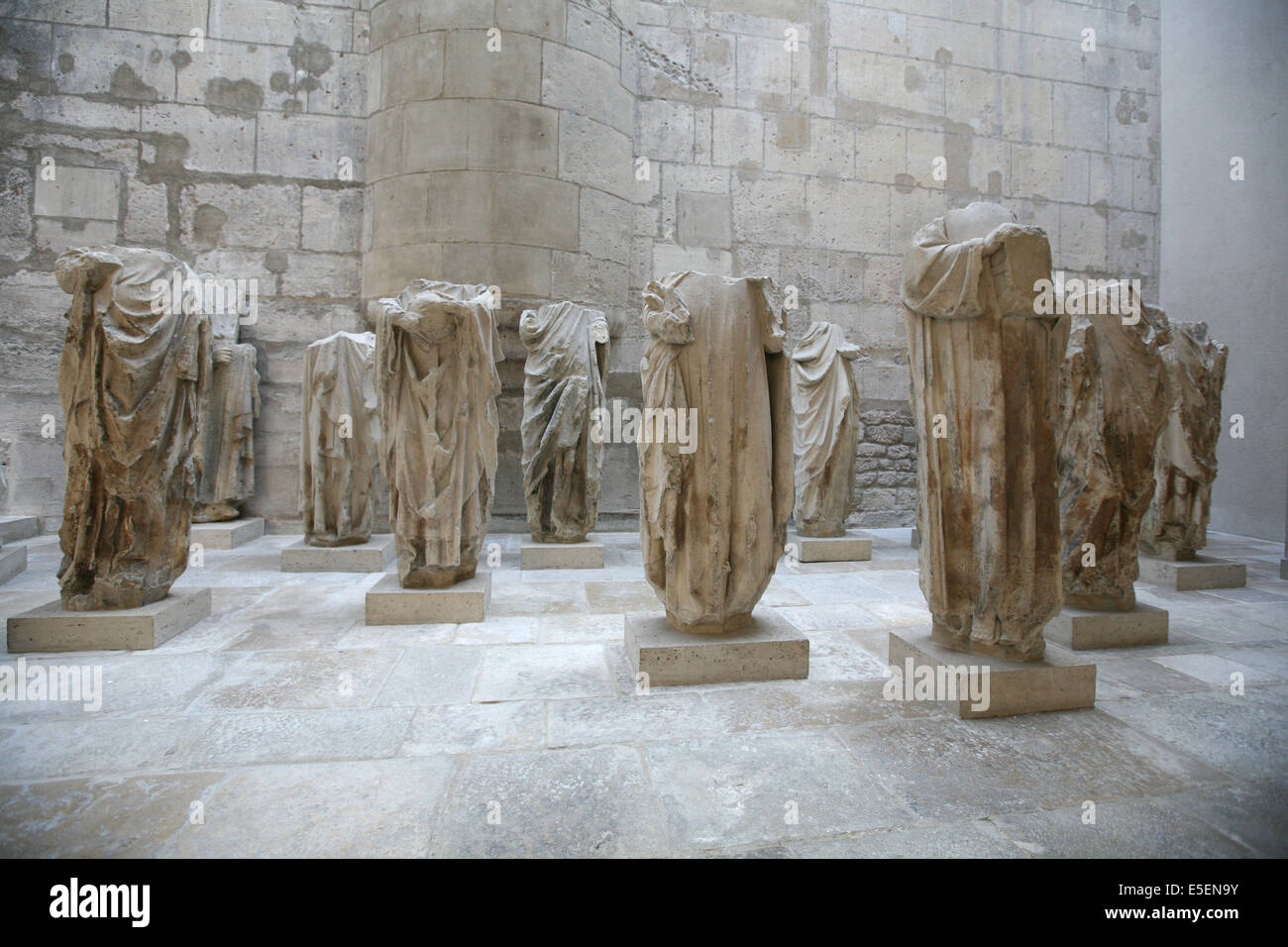 Frankreich, paris 5e, Hotel de cluny, musee du moyen Alter, Cour d'honeur, 6-plazierter Painleve, rue du sommerard, Arkaden, Art gothique, Sammlung de Statuen, Stockfoto