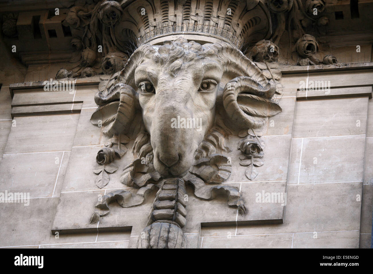 Frankreich, paris 16e, Detail de fadenure d'immeuble no8 rue jean richepin, Belier, decor animalier, Stockfoto