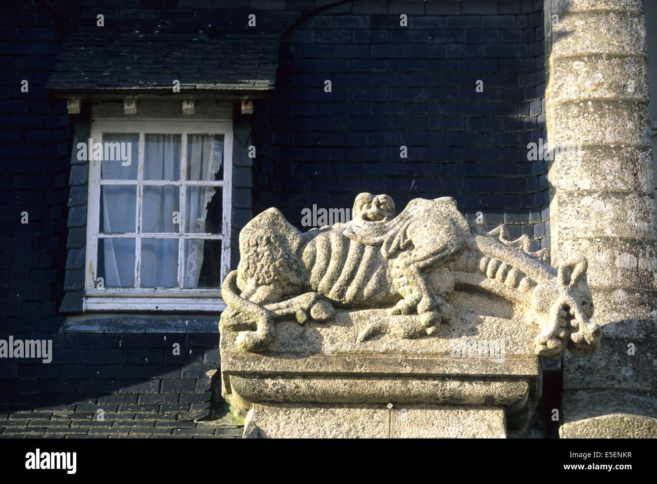 Frankreich, Bretagne, finistere nord, pays du leon, roscoff, Detailbewohnung, lucarne decor d'un monstre, Drache, Granit, Habitat traditionnel, Stockfoto