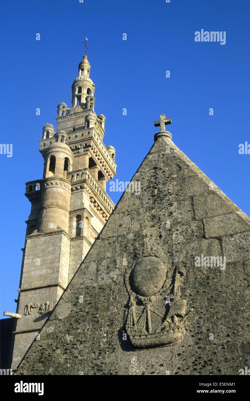 Frankreich, Bretagne, finistere nord, pays du leon, Roscoff, eglise, notre dame de croas batz, sculpture de Bateau, clocher, Stockfoto