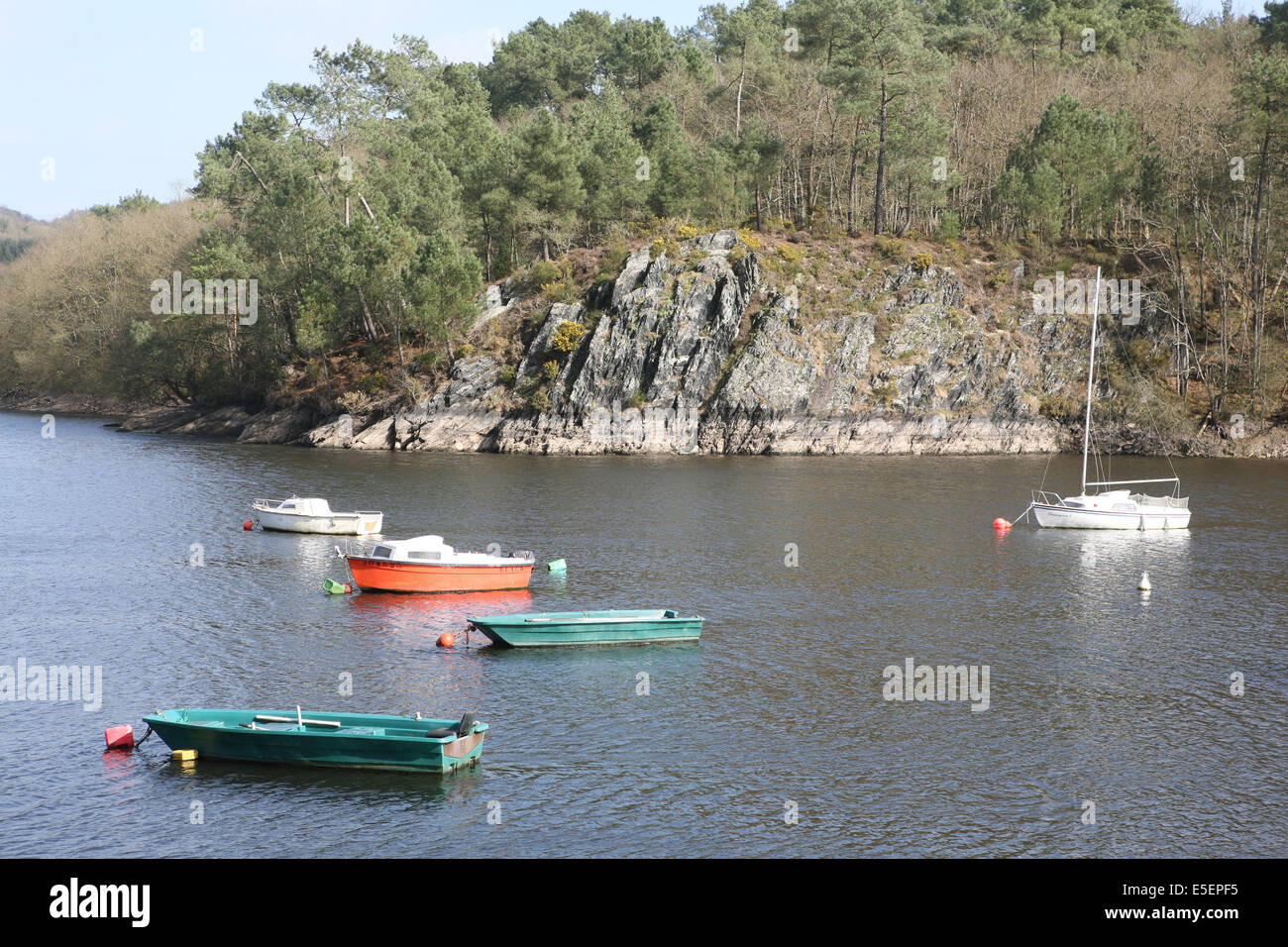 Frankreich, Bretagne, cotes d'Armour, lac de guerledan, caurel, base de loisirs de beau rivage, rocher, Barques amarres, Stockfoto