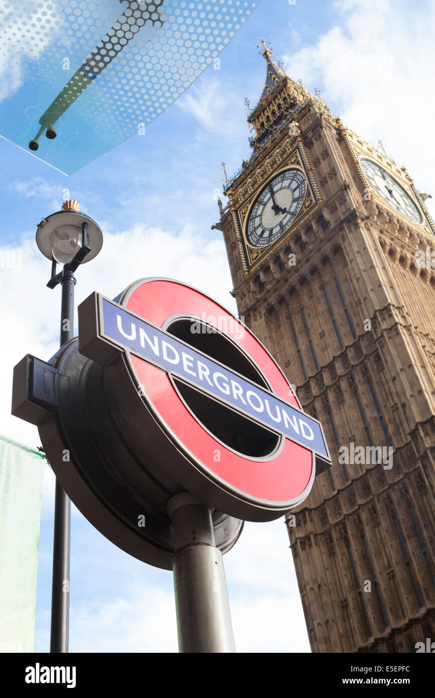 Queen Elizabeth Tower (Big Ben) und der u-Bahn unterzeichnen für Westminster Station, London, UK Stockfoto