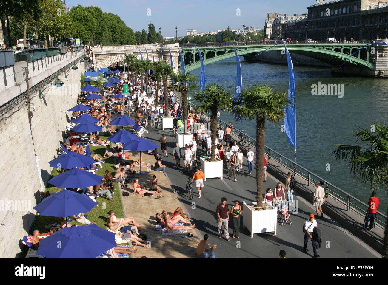 Frankreich, paris 1er, paris Plage, quai de gesvres, la seine, Sonnenschirme bleus, foule, voies sur berges, Stockfoto